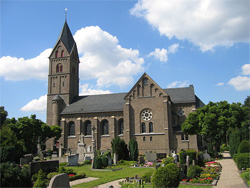 St.Servatius mit Friedhof in Köln-Immendorf - Foto: WP-User: S1 - GFDL